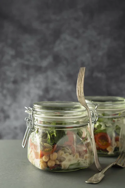 Овощной салат в стеклянной банке, диета, детоксикация, чистое питание и вегетарианская концепция, копировальное пространство . — стоковое фото