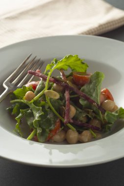 Taze sebzeile nohut salatası - salatalık, domates, bezelye, salata karışımı, pancar, ıspanak. Sağlıklı gıda