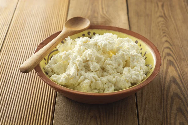 Τυρί cottage ισοφυτό σε ξύλινο φόντο. Γαλακτοκομικά προϊόντα, ασβέστιο και πρωτεΐνες. Υγιεινό πρωινό. — Φωτογραφία Αρχείου