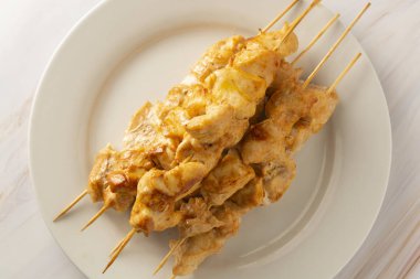Bambu şiş kebap beyaz tabakta tavuk eti, mermer parlak arka plan. Diyet az yağlı gıda.