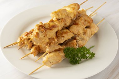 Bambu şiş kebap beyaz tabakta tavuk eti, mermer parlak arka plan. Diyet az yağlı gıda.