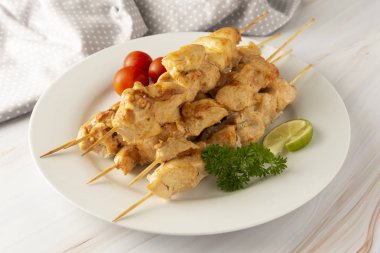 Bambu şiş kebap beyaz tabakta tavuk eti, mermer parlak arka plan. Diyet az yağlı gıda.
