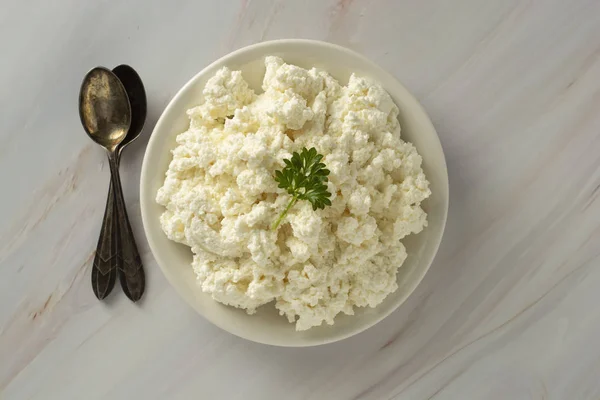 Brânza de vaci izoaltată pe fundal luminos, marmură. Produse lactate, calciu și proteine. Micul dejun sănătos . — Fotografie, imagine de stoc