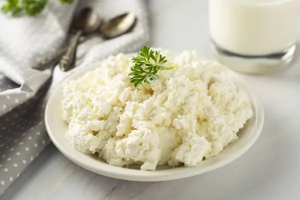 Brânza de vaci izoaltată pe fundal luminos, marmură. Produse lactate, calciu și proteine. Micul dejun sănătos . — Fotografie, imagine de stoc