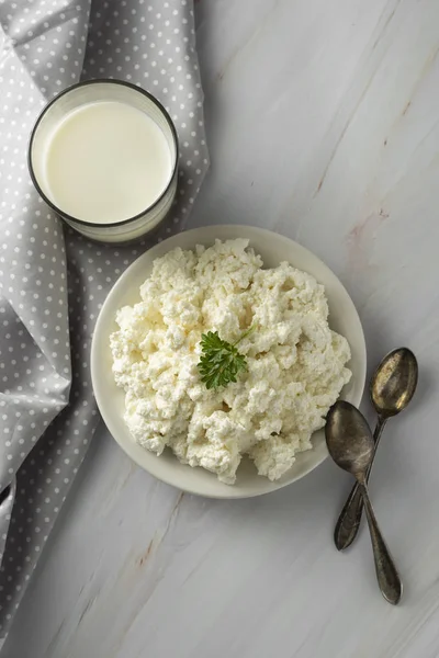 Brânza de vaci izoaltată pe fundal luminos, marmură. Produse lactate, calciu și proteine. Micul dejun sănătos. Imagine verticală . — Fotografie, imagine de stoc