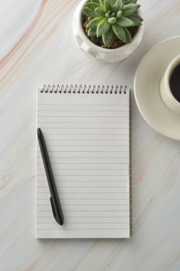 Bir fincan kahve ile açık dizüstü bilgisayar, mermer masada lezzetli bitki. İş yeri, çalışma masası. Üstte görüntü.