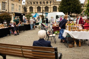 Stamford, İngiltere. 31 Mayıs 2019 - Sokak manzaralı açık hava alışveriş merkezi, el yapımı pazar. Stamford, İngiltere