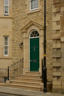 Stamford, İngiltere. 31 Mayıs 2019 - Yeşil dor ile hortum girişinin sokak görünümü, konut ev, eski bina. Stamford, İngiltere