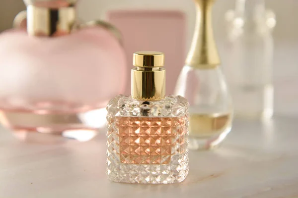 Beauty products. Perfume or parfume bottle on marble background. Copy space. — Stock Photo, Image