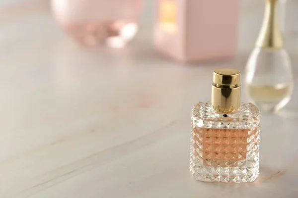 Schönheitsprodukte. Parfüm- oder Parfümflasche auf Marmorhintergrund. Kopierraum. — Stockfoto