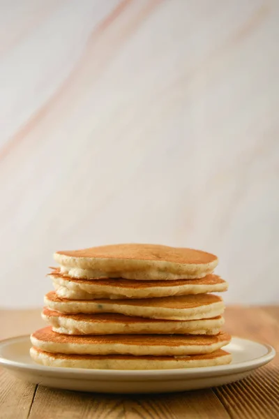 Montón de panqueques sobre fondo de madera. Panqueques americanos caseros, aislados . — Foto de Stock