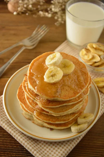 Montón de panqueques con rodajas de plátano y miel, sobre fondo de madera. Panqueques americanos caseros, aislados . — Foto de Stock