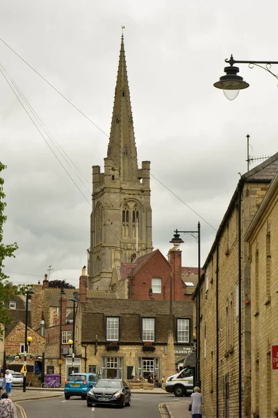 STAMFORD, UNITED KINGDOM, May 31, 2019 - Street leading to the Saint Mary church in Stamford, England. — Stock Photo, Image