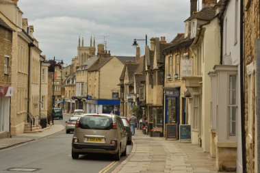 Stamford, İngiltere. 31 Mayıs 2019 - Şehir merkezinin sokak manzarası. Eski buidings, Stamford, İngiltere