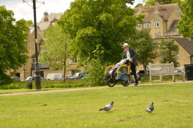 Stamford, İngiltere, 31 Mayıs 2019 - Stamford, İngiltere'de insanlarla parkın manzarası