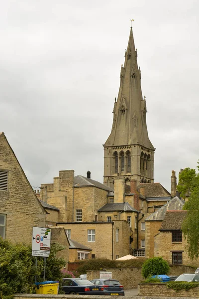 Stamford, Reino Unido. 31 de mayo de 2019 - Vista de calle del centro de la ciudad. Edificios antiguos, Stamford, Inglaterra — Foto de Stock