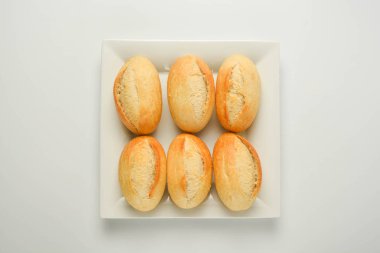 Beyaz arka plan üzerinde izole kepekli buğday sade ekmek çörekler