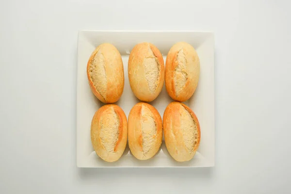 Beyaz arka plan üzerinde izole kepekli buğday sade ekmek çörekler — Stok fotoğraf
