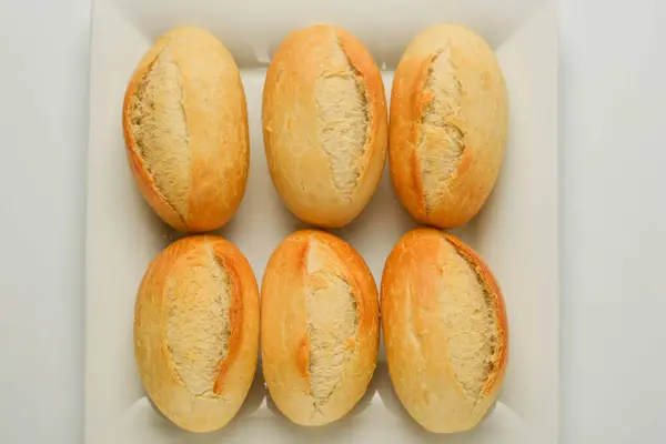 Volkoren tarwe effen brood broodjes geïsoleerd op witte achtergrond — Stockfoto
