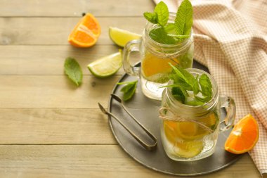 Limonlu ev yapımı limonata, tahta rustik bir masanın üzerinde bir mason kavanozda nane. Yaz içecekleri.