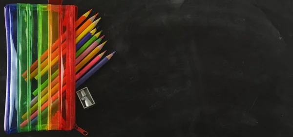 De vuelta a la pancarta escolar. Estuche de lápiz Rainbow con útiles escolares para estudiantes. Fondo negro. Copiar espacio . — Foto de Stock