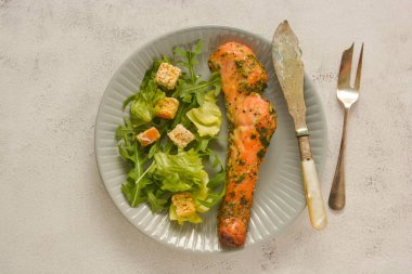 Bir dilim somon balığı ve sağlıklı salata. Üst te. Sağlıklı gıda.