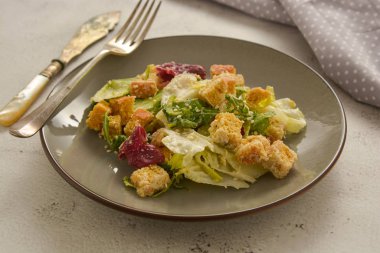 Sağlıklı salata, kruton lu sezar salatası ve sos. Sağlıklı gıdalar.