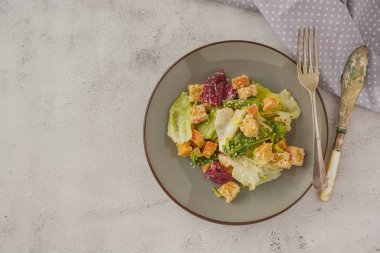 Sağlıklı salata, kruton lu sezar salatası ve sos. Sağlıklı yiyecekler. Kopyalama alanı.