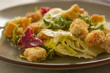 Kruton ve sos ile sezar salatası kapatın. Sağlıklı gıdalar.