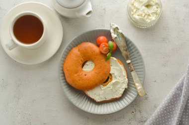 Simit ve peynir, kiraz, fesleğen, çay bardağı ile kahvaltı. Sağlıklı gıda.