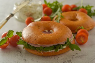Yeşillik ve domates ile bir simit sağlıklı hindi jambon sandviç. Kahvaltı.