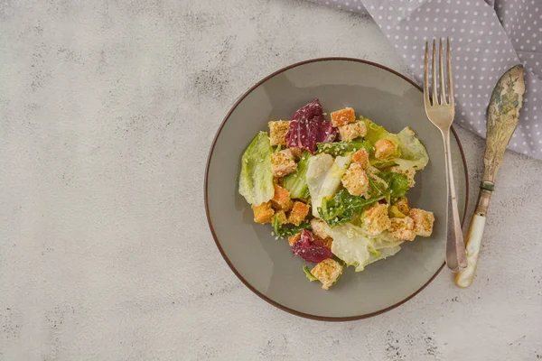 Sağlıklı salata, kruton lu sezar salatası ve sos. Sağlıklı yiyecekler. Kopyalama alanı. — Stok fotoğraf