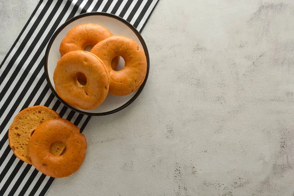 Bagels geïsoleerd op heldere bord voor ontbijt, Top uitzicht. Ruimte kopiëren. — Stockfoto