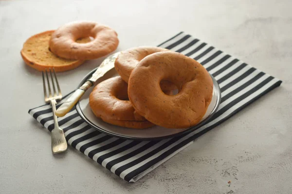 Bagels geïsoleerd op heldere bord voor ontbijt, Top uitzicht. Ruimte kopiëren. — Stockfoto