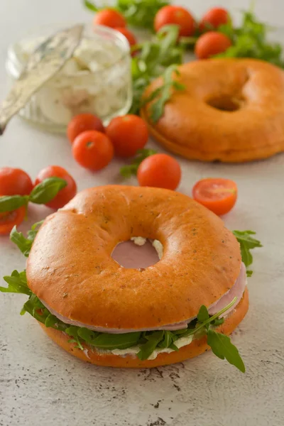 Healthy turkey ham sandwich on a bagel with greens and tomato. Breakfast. — Stock Photo, Image