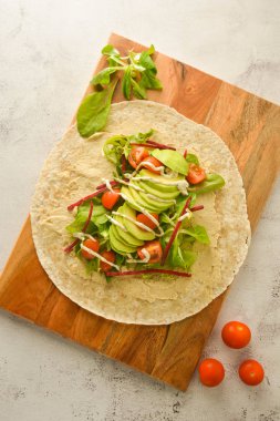 Sarar veya torttila. Açık avokado, vegan sarar. Sağlıklı yiyecekler. Kopyalama alanı.