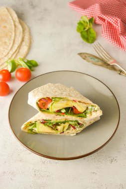 Sarar veya torttila. Avokado, vegan şal sandviçler. Sağlıklı gıda.
