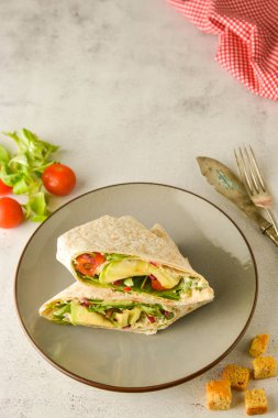 Sarar veya torttila. Avokado, vegan şal sandviçler. Sağlıklı gıda.