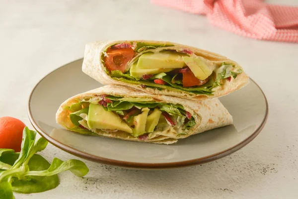 Wraps or torttila. Avocado, vegan wrap sandwiches. Healthy food. — Stock Photo, Image