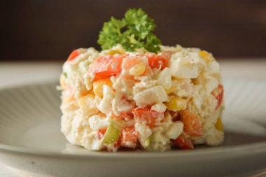 Mayonez ve sebze ile tavuk et salatası.