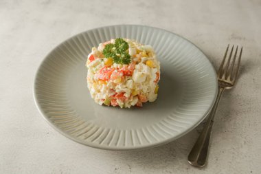 Biberli mayonez li et ve mısır salatası.