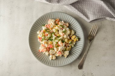 Biberli mayonez li et ve mısır salatası.