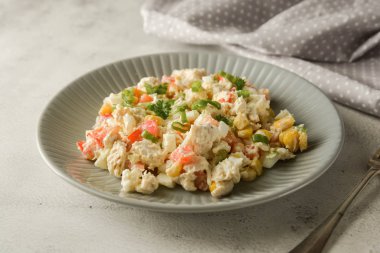 Biberli mayonez li et ve mısır salatası.