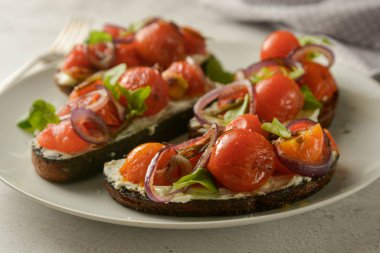 Vegan sandviçler, peynir kremalı bruschetta'lar ve çeri domates. Bütün ekmek dilimleri.