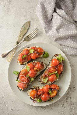Bruschetta, kiraz domates ve peynir kreması. Sağlıklı, vegan gıda, atıştırmalık.
