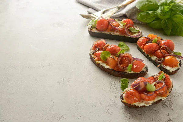 Bruschetta met cherry tomaten en kaas room. Gezond, veganistisch eten, snack. — Stockfoto