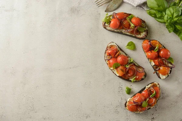 Bruschetta with cherry tomatoes and cheese cream. Healthy, vegan food, snack. — Stock Photo, Image