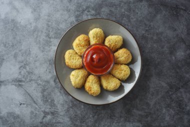 Ketçaplı tavuk külçeleri, en iyi manzara. Fast food.