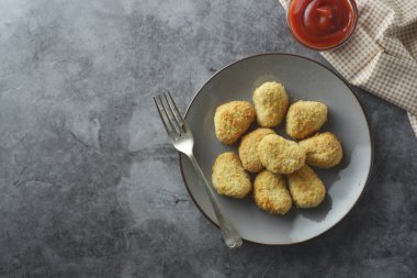 Kızarmış patates ve ketçap ile tavuk nuggets, üst görünümü. Fast food.