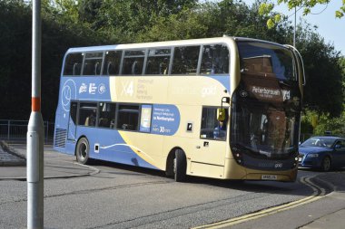 Corby, İngiltere, 20 Haziran 2019 - Corby şehir içi ulaşım hattı nın iki katlı halk otobüsü. Sokak görünümü.